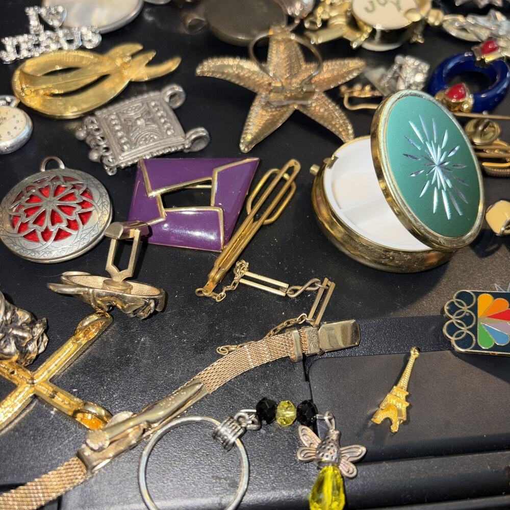 Vintage Costume Jewelry Lot 50+ Brooches Pins Pendants Charms Mixed Estate - Picture 7 of 8